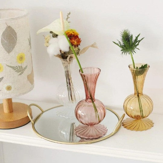 Farbenfrohe, minimalistische Vasen